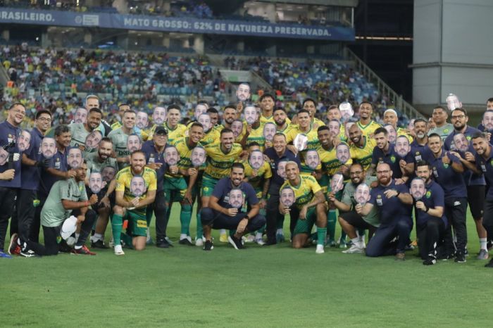 Com homenagem a Valter Cuiaba EC e melhor campanha do clube no Brasileiro e vitria de 3x0 no Furaco Paranaense Dourada fecha o ano em outro patama 